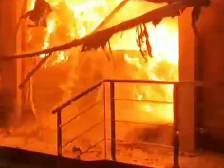 Chandrapur Fire :  चंद्रपूर जिल्ह्यातील बल्लारपूर शहरातील मोतीलाल मालू या तीन मजली कपड्याच्या दुकानाला भीषण आग लागली. या आगीत संपूर्ण दुकान जळून खाक झालं आहे.