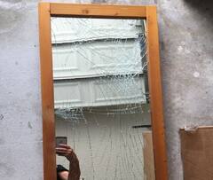 Vastu Tips for broken Mirror: ભૂલથી પણ ઘરમાં ન રાખો તૂટેલો કાચ, તૂટી શકે છે દુખોનો પહાડ