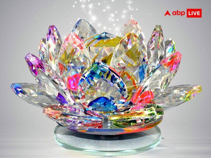 रेकी क्रिस्टल: वास्तु शास्त्र के अनुसार, घर पर नकारात्मक ऊर्जा होने से बीमारी समेत कई परेशानियां लगी रहती है. इसके लिए रेकी क्रिस्टल को महत्वपूर्ण माना गया है. इस क्रिस्टल को घर के मध्य भाग में रखने से नकारात्मकता दूर रहती है.