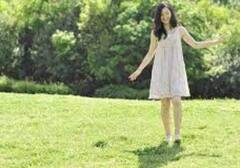 ਮਹਿੰਗੀਆਂ ਦਵਾਈਆਂ ਨਹੀਂ ਸਗੋਂ ਨੰਗੇ ਪੈਰੀਂ ਘਾਹ 'ਤੇ ਤੁਰ ਕੇ ਕਰੋ ਇਨ੍ਹਾਂ ਬਿਮਾਰੀਆਂ ਦਾ ਇਲਾਜ