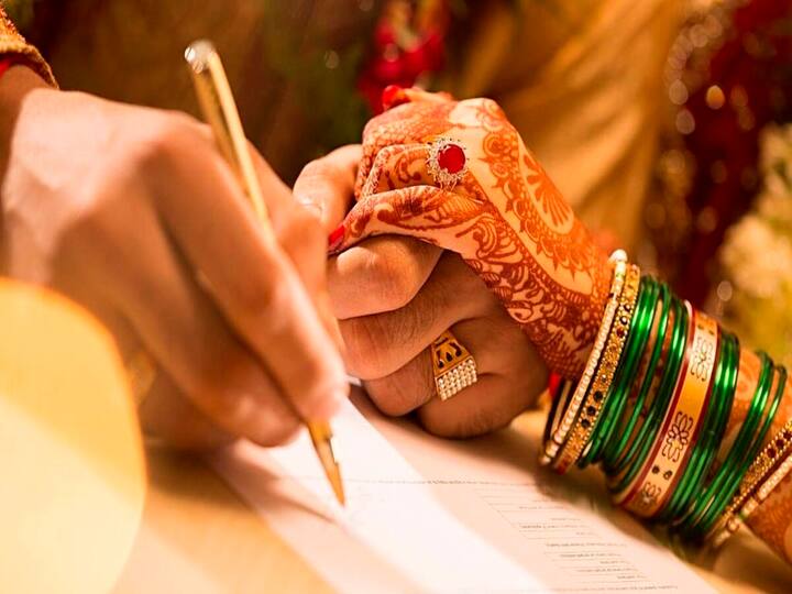 Marriage registration web site closed in Nashik for three months Nashik Maharashtra Nashik Marriage Registration : लग्न सोपे पण, विवाह नोंदणी प्रमाणपत्र मिळवणं अवघड! नाशिकच्या नव वधू-वरांची ससेहोलपट