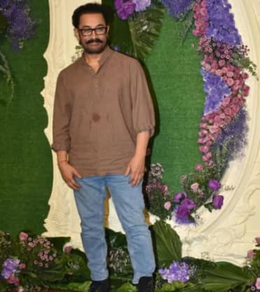 करण देओल आणि द्रिशा आचार्यच्या रिसेप्शन पार्टीत आमिर खानदेखील सहभागी झाला होता.