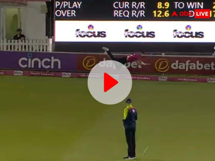 BRAD CURRIE Amazing Catch In Vitality Blast Video Goes Viral On Social Media Here Know In Details Watch: क्या आपने क्रिकेट इतिहास का सबसे बेहतरीन कैच देखा? खुद की आखों पर नहीं होगा यकीन