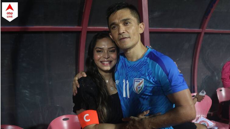 Intercontinental Cup 2023 : Sunil Chhetri makes his wife Sonam Bhattacharya wear the captain's armband after win over Lebanon Sunil Chhetri: চ্যাম্পিয়ন হওয়ার পর স্ত্রীর হাতে অধিনায়কের আর্মব্যান্ড পরিয়ে দিলেন সুনীল, ভাইরাল হল ছবি