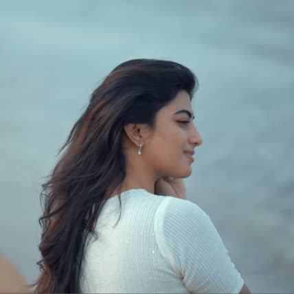 తన లేటెస్ట్ ఫోటోలను అభిమానులతో పంచుకుంది.