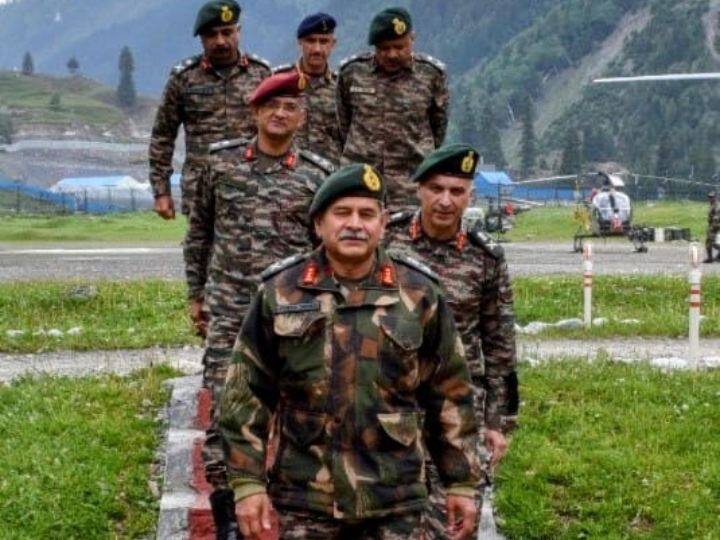 अमरनाथ यात्रा 2023 की शुरुआत 1 जुलाई से होने जा रही है. उत्तरी कमान के कमांडर लेफ्टिनेंट जनरल उपेंद्र द्विवेदी ने सोमवार (19 जून) को यात्रा की तैयारियों का जायजा लिया. पवित्र अमरनाथ यात्रा 1 जुलाई शुरू होगी जो दो महीने तक चलेगी. वहीं, अमरनाथ यात्रा हर साल दो रास्तों से की जाती है, जो गांदरबल में बालटाल और अनंतनाग जिले के पहलगाम से होती है.