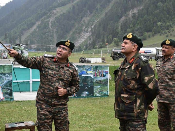 Amarnath Yatra Registration: उत्तरी सेना के कमांडर लेफ्टिनेंट जनरल उपेंद्र द्विवेदी ने पवित्र अमरनाथ यात्रा के शुरू होने से पहले यात्रा की तैयारियों का जायजा लिया.