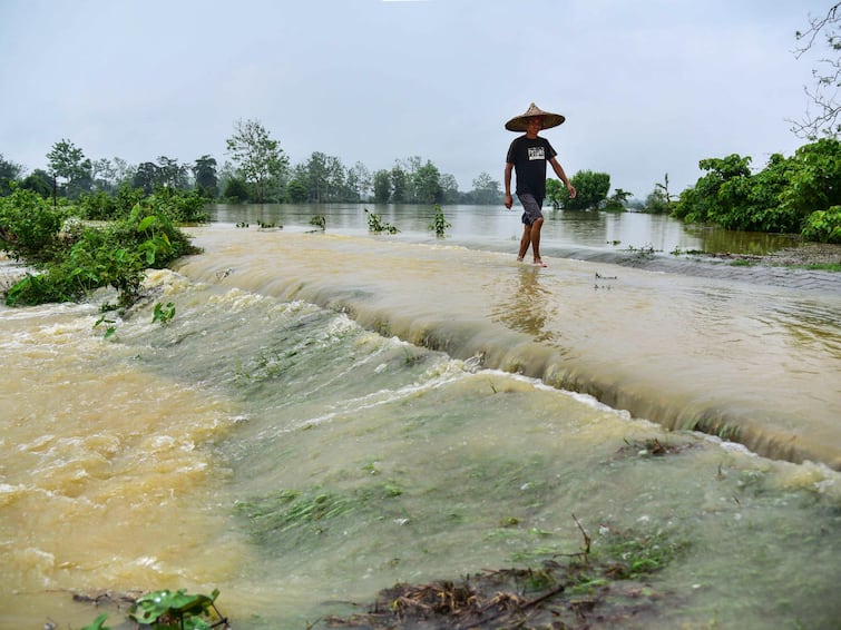 Assam Floods Rain Continues To Lash Parts Of Assam Red Alert Issued Lakhimpur Is Worst Hit With Over 25000 People Affected IMD Orange Alert Assam: Over 35,000 People Affected By Flooding, Landslides Caused By Rains. Lakhimpur Worst Hit