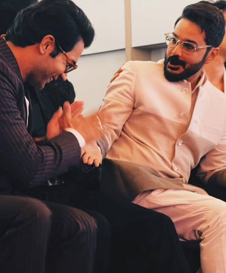 এদিন জুবিলির সহ অভিনেত্রী অদিতির পাশেই বসেছিলেন প্রসেনজিৎ। অনুষ্ঠানে তাঁর নাম ঘোষণা হতেই তাঁকে করমর্দন করে শুভেচ্ছা জানান রাজকুমার।