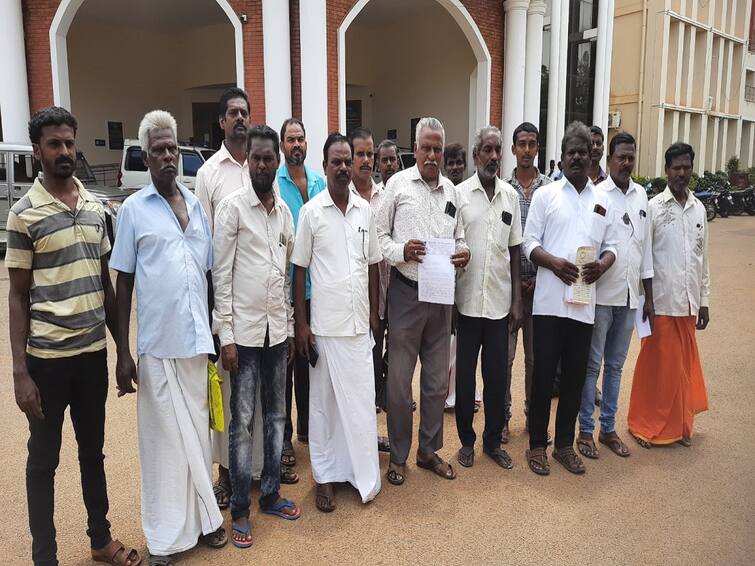 Thanjavur Petition of construction workers insisting on payment of pension decided by welfare board TNN Thanjavur: நலவாரியம் முடிவு செய்த ஓய்வூதியத்தை வழங்க வேண்டும் - கட்டுமானத் தொழிலாளர்கள் மனு