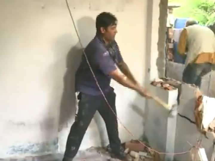 Bhopal Administration Demolishes Residence Of Sameer Khan, Accused Of Assaulting Youth Sameer Khan, Accused Of Assaulting Bhopal Youth, Slapped With NSA. Officials Demolish Home: WATCH