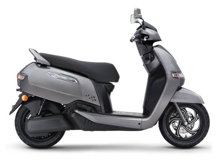 इस लिस्ट में दूसरा इलेक्ट्रिक स्कूटर टीवीएस आईक्यूब है. इस इलेक्ट्रिक 1.61 लाख रुपये की एक्स-शोरूम की कीमत में खरीदा जा सकता है. ये स्कूटर सिंगल चार्ज पर 100 तक की दूरी तय करने में सक्षम है.