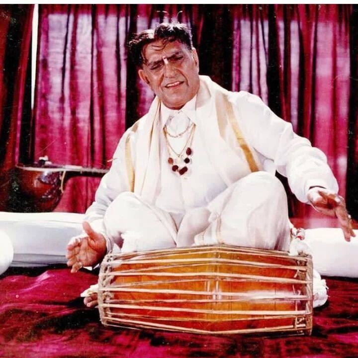 अमरीश पुरी ने चालीस साल की उम्र में फिल्म इंडस्ट्री में एंट्री ली थी. उनका सख्त लुक और भारी डील डौल उनके अलग अंदाज को बयां करता था. सरकारी नौकरी छोड़कर आए सिनेमा करने वाले अमरीश पुरी का जन्म पंजाब के नवांशहर में साल 1932 में हुआ था.