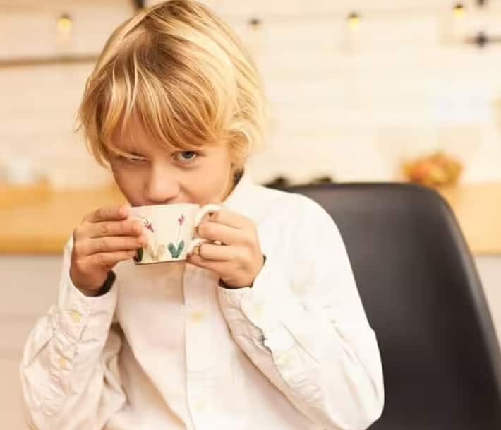 Is Coffee And Tea Bad For Kids: प्रत्येक भारतीयाच्या दिवसाची सुरुवात ही चहा किंवा कॉफी घेऊन करतात. अनेक मुलं देखील चहा कॉफीचे चाहते आहेत.