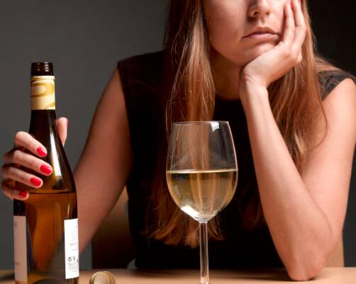 ਅੰਗਰੇਜ਼ੀ ਪੋਰਟਲ 'ਇੰਡੀਅਨ ਐਕਸਪ੍ਰੈੱਸ' 'ਚ ਛਪੀ ਖਬਰ ਮੁਤਾਬਕ ਜਿਸ ਤਰ੍ਹਾਂ ਮਰਦਾਂ ਅਤੇ ਔਰਤਾਂ ਦੀ ਸਰੀਰਕ ਬਣਤਰ ਵੱਖ-ਵੱਖ ਹੁੰਦੀ ਹੈ, ਉਸੇ ਤਰ੍ਹਾਂ ਸ਼ਰਾਬ ਪੀਣ ਕਾਰਨ ਔਰਤਾਂ ਨੂੰ ਮਰਦਾਂ ਦੇ ਮੁਕਾਬਲੇ ਜ਼ਿਆਦਾ ਨੁਕਸਾਨ ਝੱਲਣਾ ਪੈਂਦਾ ਹੈ। ਕਈ ਸਿਹਤ ਮਾਹਿਰਾਂ ਅਨੁਸਾਰ 20 ਫੀਸਦੀ ਬਾਲਗ ਪੁਰਸ਼ ਬਹੁਤ ਜ਼ਿਆਦਾ ਸ਼ਰਾਬ ਪੀਂਦੇ ਹਨ ਤੇ ਉਨ੍ਹਾਂ ਨੂੰ ਸਾਲਾਂ ਬਾਅਦ ਕੁਝ ਸਰੀਰਕ ਸਮੱਸਿਆਵਾਂ ਦਾ ਸਾਹਮਣਾ ਕਰਨਾ ਪੈਂਦਾ ਹੈ। ਪਰ ਤੁਹਾਡੀ ਜਾਣਕਾਰੀ ਲਈ ਦੱਸ ਦੇਈਏ ਕਿ 20 ਫੀਸਦੀ ਪੁਰਸ਼ਾਂ ਦੇ ਮੁਕਾਬਲੇ ਸਿਰਫ 6 ਫੀਸਦੀ ਔਰਤਾਂ ਹੀ ਸ਼ਰਾਬ ਪੀਂਦੀਆਂ ਹਨ ਅਤੇ ਉਨ੍ਹਾਂ ਨੂੰ ਕਈ ਗੰਭੀਰ ਬੀਮਾਰੀਆਂ ਦਾ ਸਾਹਮਣਾ ਕਰਨਾ ਪੈਂਦਾ ਹੈ।