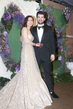 इवनिंग गाउन पहन परी बन पहुंचीं देओल परिवार की नई बहू दृशा तो Karan Deol भी दिखे हैंडसम, ऐसा रहा रिसेप्शन में न्यूली वेड कपल का लुक