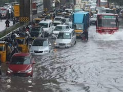 Chennai Traffic: எண்டே இல்லாமல் பெய்யும் மழை.. சென்னையில் கடும் போக்குவரத்து நெரிசல்.. ஸ்தம்பித்த மக்கள்..!