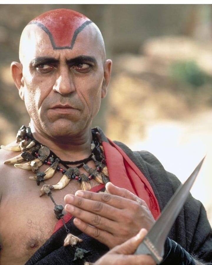 एकबार गुस्से में बिफरे अमरीश पुरी ने सुपरस्टार गोविंदा को थप्पड़ रसीद कर दिया था. दरअसल गोविंदा स्टार बन चुके थे और अकसर शूटिंग के लिए देरी से आने लगे थे. वक्त के पाबंद अमरीश पुरी को ये बात रास नहीं आती थी.