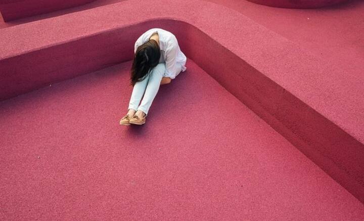 সম্পর্কে জড়িয়ে পড়া যতটা সহজ, সম্পর্ক ছেড়ে বেরিয়ে আসা কঠিন ততটাই। যে সম্পর্ক ছাড়া জীবন অচল বলে মনে হয়েছিল একসময়, পরবর্তীতে সেই সম্পর্কই দমবন্ধ অবস্থার কারণ হয়ে দাঁড়ায়।