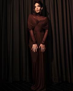 Sobhita Dhulipala Photos : కర్టెన్ కలర్‌లో కలిసిపోయిన శోభిత డ్రస్ - మీకు అర్థమవుతోందా?