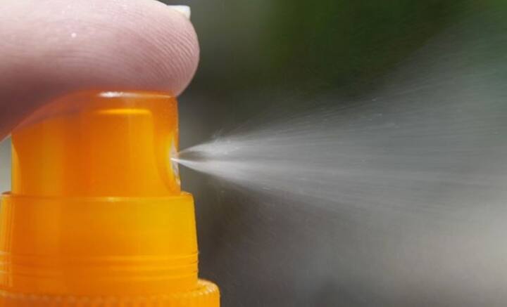 তবে SPF-এর মাত্রা UVA-র উপরই কার্যকর। UVB-র বিরুদ্ধে তা কার্যকর নয়। দুইয়ের হাত থেকে রক্ষা পেতে হলে সানস্ক্রিন কেনার সময় তার উপর লেখার উপর নজর দিন। যদি লেখা থাকে ‘ব্রড স্পেকট্রাম’, তাহলে বুঝবে দুইয়ের বিরুদ্ধেই কার্যকর।