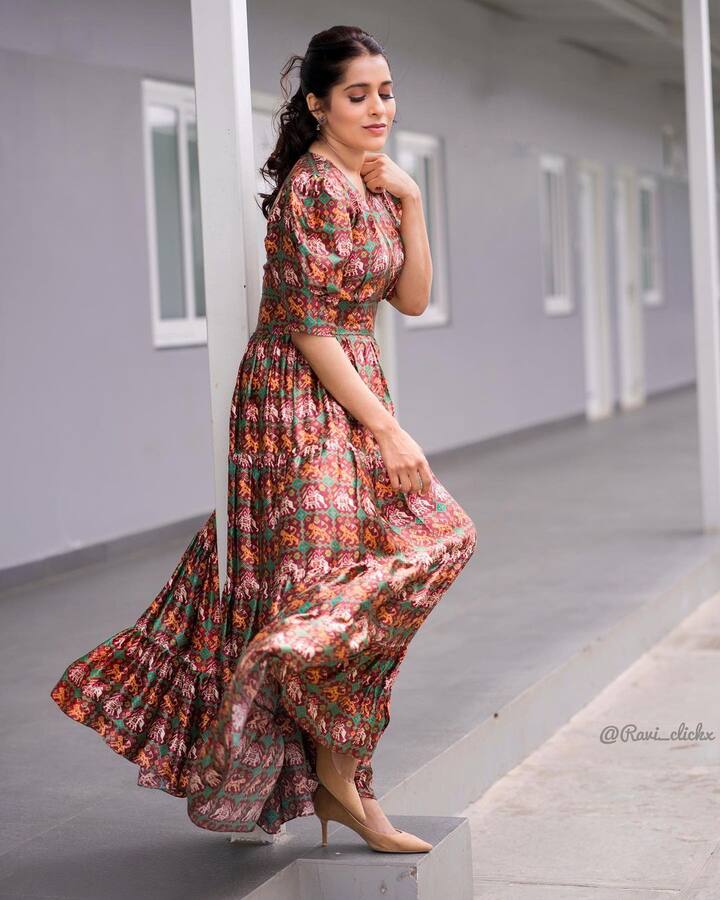 రష్మి గౌతమ్ లేటెస్ట్ ఫోటోలను ఇక్కడ చూడండి.