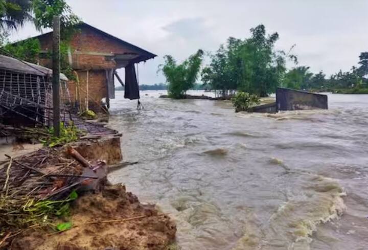काही भागात पूरस्थिती निर्माण झाली आहे. त्यामुळं तेथील नागरिकांना समस्यांचा सामना करावा लागत आहे.