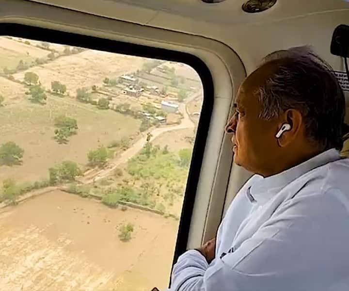 Cyclone Biporjoy: प्रदेश के बाड़मेर समेत कई जिलों में भारी बारिश से जलभराव और बाढ़ जैसे हालात पैदा हो गए. सीएम गहलोत ने बाड़मेर का दौरा कर कर पीड़ितों को हर संभव मदद का आश्वासन दिया है.