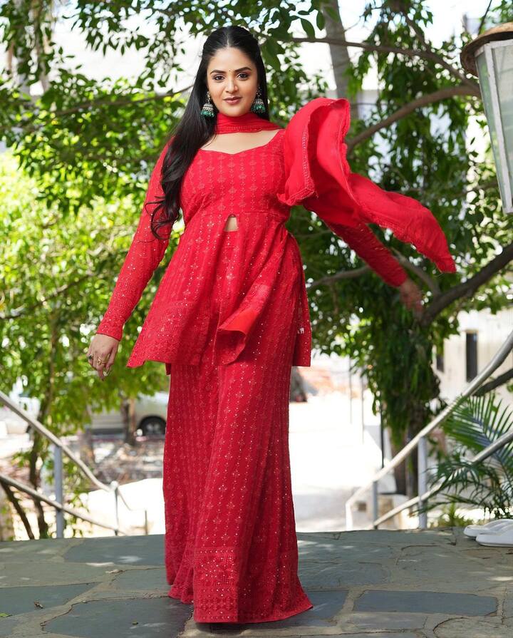 వరుస పెట్టి టీవీ షోస్ చేస్తూ తెగ బిజీగా గడిపేస్తుంది.  Image Credit : Sreemukhi / Instagram