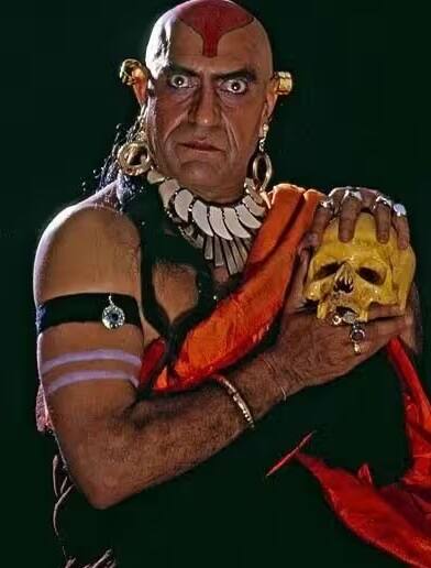 અમરીશ પુરીને બોલિવૂડમાં કામ કરવાનું પસંદ હતું. મજબૂત કદ અને ભારે, શક્તિશાળી અવાજે તેમને અન્ય કરતા અલગ બનાવ્યા હતા. મોટા પડદા પર ખલનાયક તરીકેની તેમની એન્ટ્રી દરેકને ઉત્સાહથી ભરી દેતી હતી. ખાસ વાત એ છે કે સામાન્ય રીતે લોકો વાસ્તવિક જીવનમાં પણ તેમનાથી થોડું અંતર રાખતા હતા.