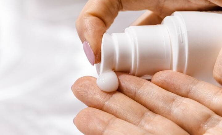 চড়া রোদে ত্বক যাকে পুড়ে না যায়, সাত তাড়াতাড়ি যাতে বার্ধক্য গ্রাস না করে, অতিবেগুনি রশ্মির প্রভাবে ত্বকের ক্যানসার থেকে দূরে থাকা যায় যাতে, তার জন্য সানস্ক্রিন হতে পারে রক্ষাকবচ।