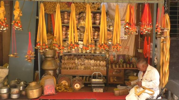 Maharashtra Ashadhi Wari 2023 Pandharpur Wari Instrument Ashadhi Wari: आषाढी सोहळ्यासाठी वारकरी संप्रदायाचा आत्मा असलेली पंढरी  वारकरी वाद्यांनी नगरी सजली; वारीत होते लाखोंची उलाढाल