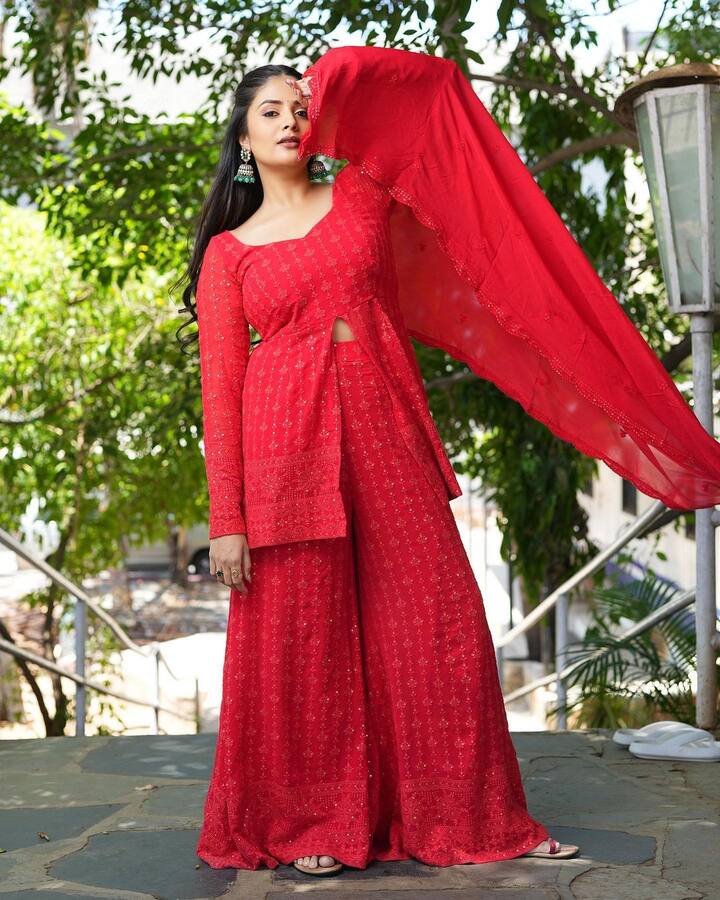 తన మాటకారితనం, పంచ్ టైమింగ్ తో ప్రేక్షకులను కడుపుబ్బా నవ్వించేస్తుంది.  Image Credit : Sreemukhi / Instagram