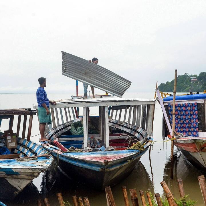 এদিকে এই পরিস্থিতিতেই আগামী পাঁচ দিনের মধ্যে একাধিক জেলায় 'ভারী' থেকে 'অতি ভারী' বৃষ্টির সম্ভাবনার কথা জানিয়েছে আবহাওয়া অফিস।