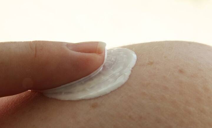 চিকিৎসকদের দাবি, নির্দিষ্ট সময় পর্যন্তই রোদের হাত থেকে ত্বককে রক্ষা করে সানস্ক্রিন। ঘাম হলে, জলে ভিজলে ধুয়ে যায়। তাই নির্ধারিত সময় পার হয়ে যাওয়ার পর ফের সানস্ক্রিন মাখার পরামর্শ দেন বিশেষজ্ঞরা।