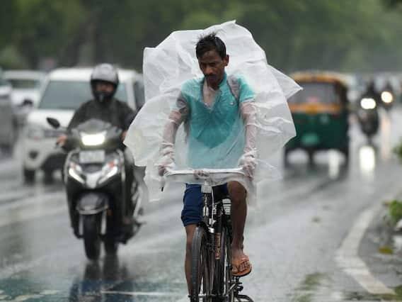 સોમવારે (19 જૂન) દિલ્હી-NCRમાં વરસાદ બાદ લોકોને ભેજથી રાહત મળી છે. બપોરે 3 વાગ્યાની આસપાસ અનેક વિસ્તારોમાં વરસાદ શરૂ થયો હતો. જો કે વરસાદના થોડા સમય બાદ તડકો બહાર આવ્યો હતો. નોઈડા, ગ્રેટર નોઈડા, ગાઝિયાબાદ, ગુરુગ્રામ, સફદરજંગ, લોધી રોડ, આઈજીઆઈ એરપોર્ટ અને આસપાસના વિસ્તારોમાં પવન સાથે હળવોથી ભારે વરસાદ થયો હતો.