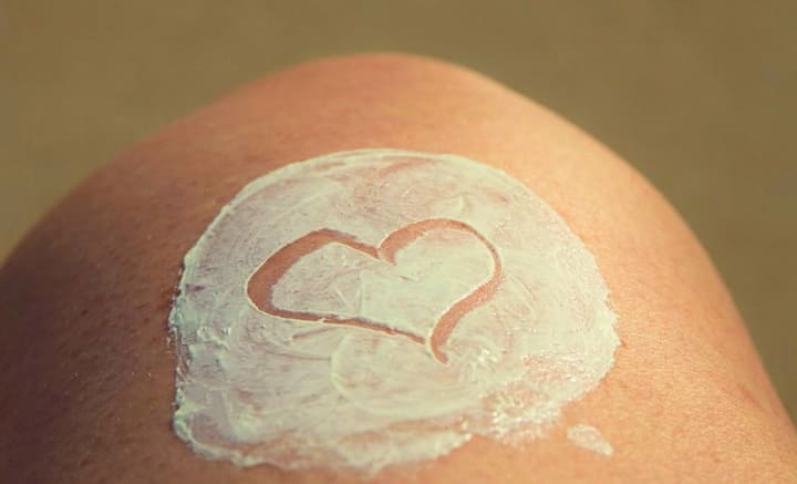 Sunscreen Benefits: সানস্ক্রিন বাছার ক্ষেত্রে SPF-এর মাত্রা জানা জরুরি। সমান জরুরি SPF কী, তা-ও জেনে রাখা।