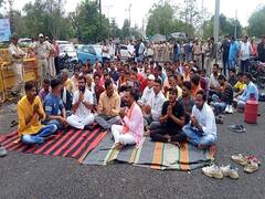 कोटा में रातों-रात मंदिर हटाए जाने के विरोध में दिया धरना, सामूहिक हनुमान चालीसा पाठ के बाद निर्माण कार्य शुरू