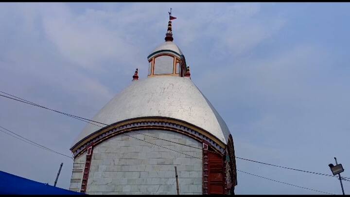 এদিন অন্ন, ৫ রকমের ভাজা, মাছ ও অন্যান্য পদ সহকারে ভোগ নিবেদন করা হয় মা তারাকে।