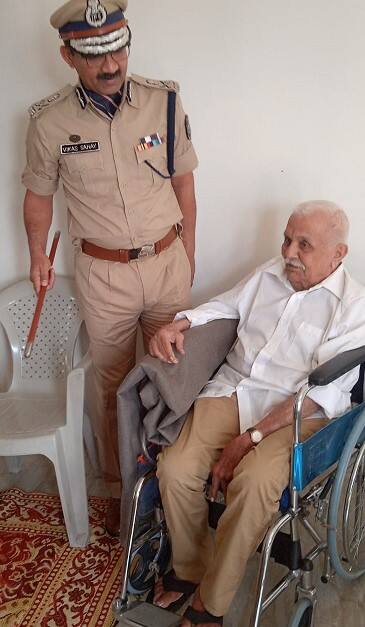 DGP બન્યા બાદ વિકાસ સહાય રાજકોટની મુલાકાતે ગયા ત્યારે આર.ડી. ઝાલાના ખબર અંતર પૂછવા તેમના ઘરે ગયા હતા.