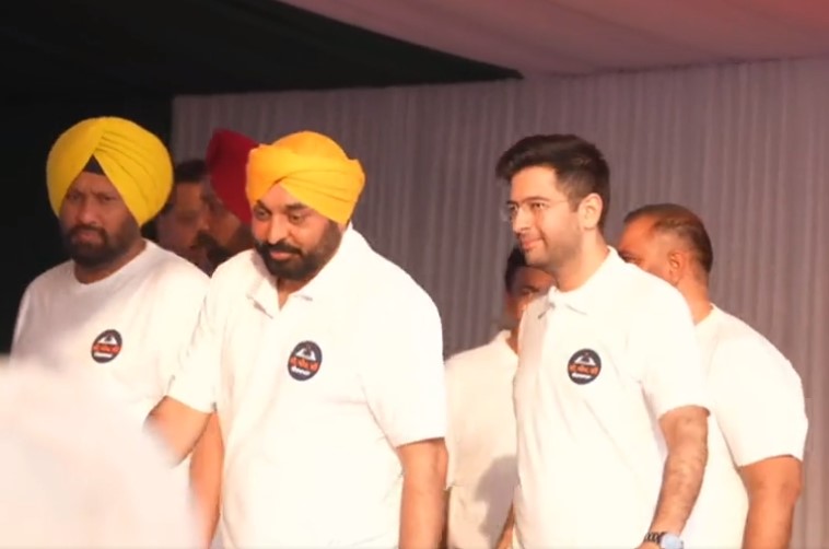 CM Di Yogshala: CM ਮਾਨ ਨੇ ਜਲੰਧਰ ‘ਚ ਕੀਤਾ ਯੋਗਾ, ਮਾਨ ਬੋਲੇ- 'ਆਓ ਸਾਰੇ ਰਲ ਕੇ ਪੰਜਾਬ ਨੂੰ ਤੰਦਰੁਸਤ ਤੇ ਸਿਹਤਮੰਦ ਪੰਜਾਬ ਬਣਾਈਏ