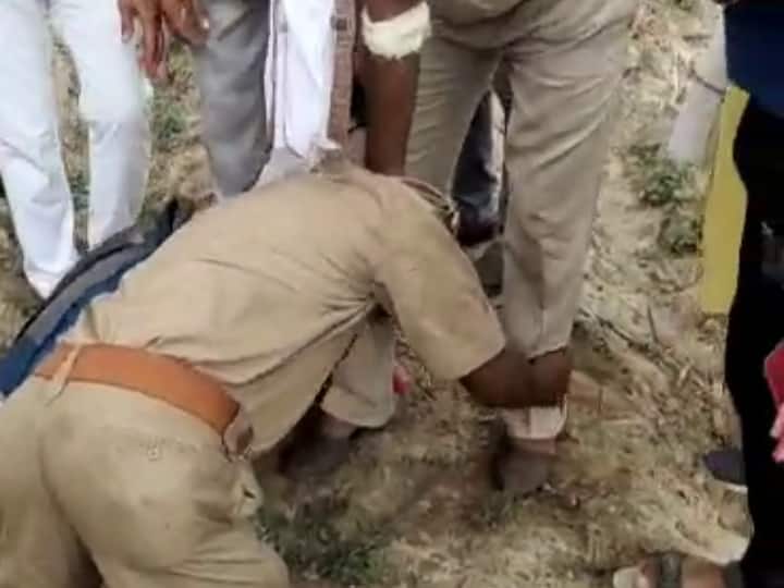 Bharatpur Sacked police officer caught doing extortion, fell at feet of Police Personnel of Rajasthan ANN Bharatpur News: बर्खास्त पुलिस अधिकारी वर्दी में कर रहा था वसूली, पकड़े जाने पर पैरों में गिरकर लगा गिड़गिड़ाने