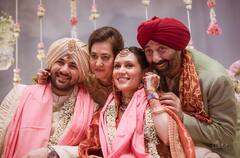 पोते करण की शादी में पहली पत्नी Prakash संग मस्ती करते दिखे Dharmendra, हाथ में जाम लिए फोटोज वायरल