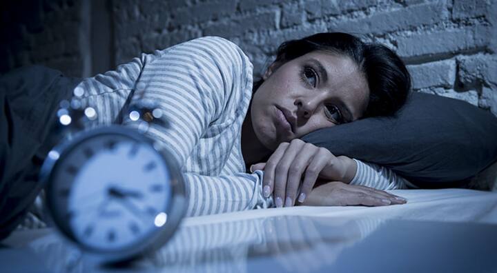 Health Tips : जर तुम्ही 8 तासांपेक्षा कमी झोप घेत असाल तर ते तुमच्या आरोग्यासाठी हानिकारक आहे.