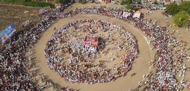 देहभान हरपून विठुनामाचा जप करत, तुकाराम महाराजांचा जयघोष करत वारकऱ्यांनी पहिलं गोल रिंगण केलं.