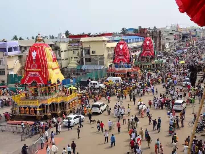 उत्सव के दौरान तीन रथों की यात्रा निकाली जाती है. जगन्नाथ पुरी के उत्सव की शुरुआत 12वीं सदी में हुई थी. यह मंदिर भारत के सबसे पुराने मंदिरों में से एक है.