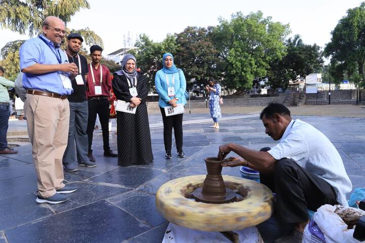 पारंपरिक कुंभार कलेअंतर्गत चाकावर मातीची भांडी करण्याची कला प्रदर्शित करण्यात आली. यावेळी पाहुण्यांना नंदीबैलही पाहता आला. पाहुण्यांनी या कलाकारांसोबत, नंदीबैलासोबत छायाचित्रे, मोबाईलद्वारे सेल्फी काढून घेतल्या.