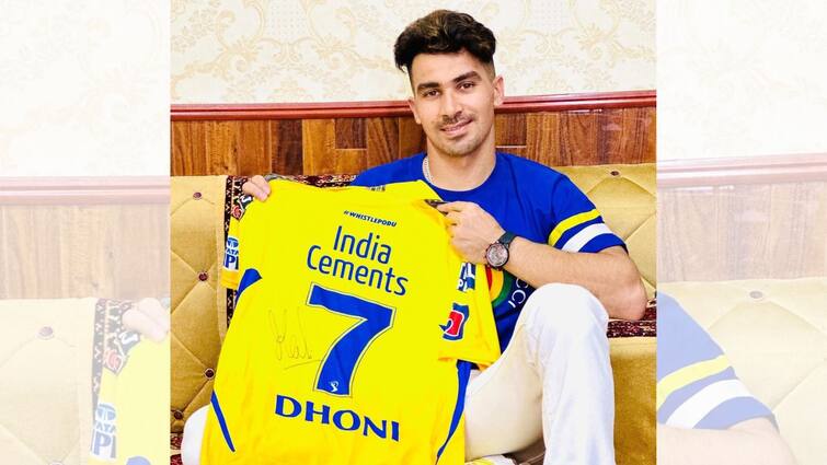 MS Dhoni gifted signed CSK jersey to Rahmanullah Gurbaz see pic Gurbaaz Gets CSK Jersey: সিএসকে অধিনায়ক ধোনির সই করা জার্সি উপহার পেয়ে উচ্ছ্বসিত কেকেআর তারকা