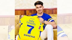 সিএসকে অধিনায়ক ধোনির সই করা জার্সি উপহার পেয়ে উচ্ছ্বসিত কেকেআর তারকা