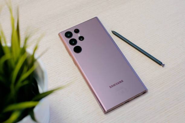 கடந்த 2022 ஆம் ஆண்டு  அறிமுகம் செய்யப்பட்ட Samsung S22+ 84,999 ஆயிரம் ரூபாய்க்கு விற்பனை செய்யப்பட்டது. இப்போது இதற்கு 35 ஆயிரம் ரூபாய் வரை தள்ளுபடி அறிவிக்கப்பட்டுள்ளது.